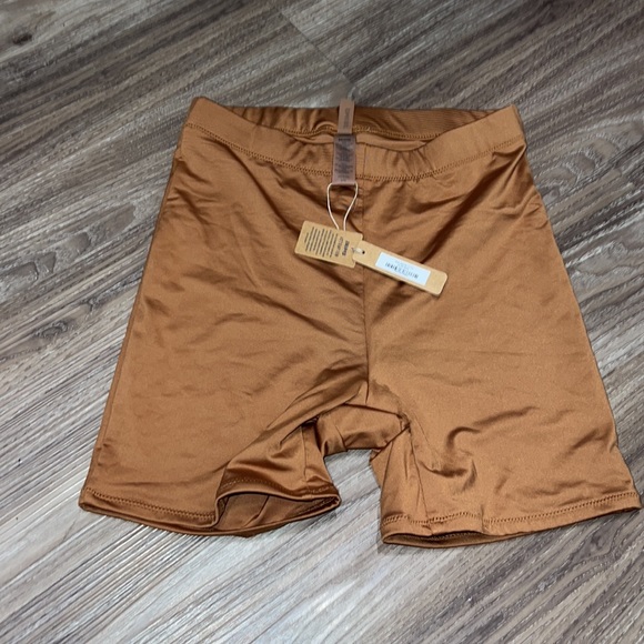 🌷Skims Signature Mid Waist Swim Shorts Almond - Picture 2 of 6